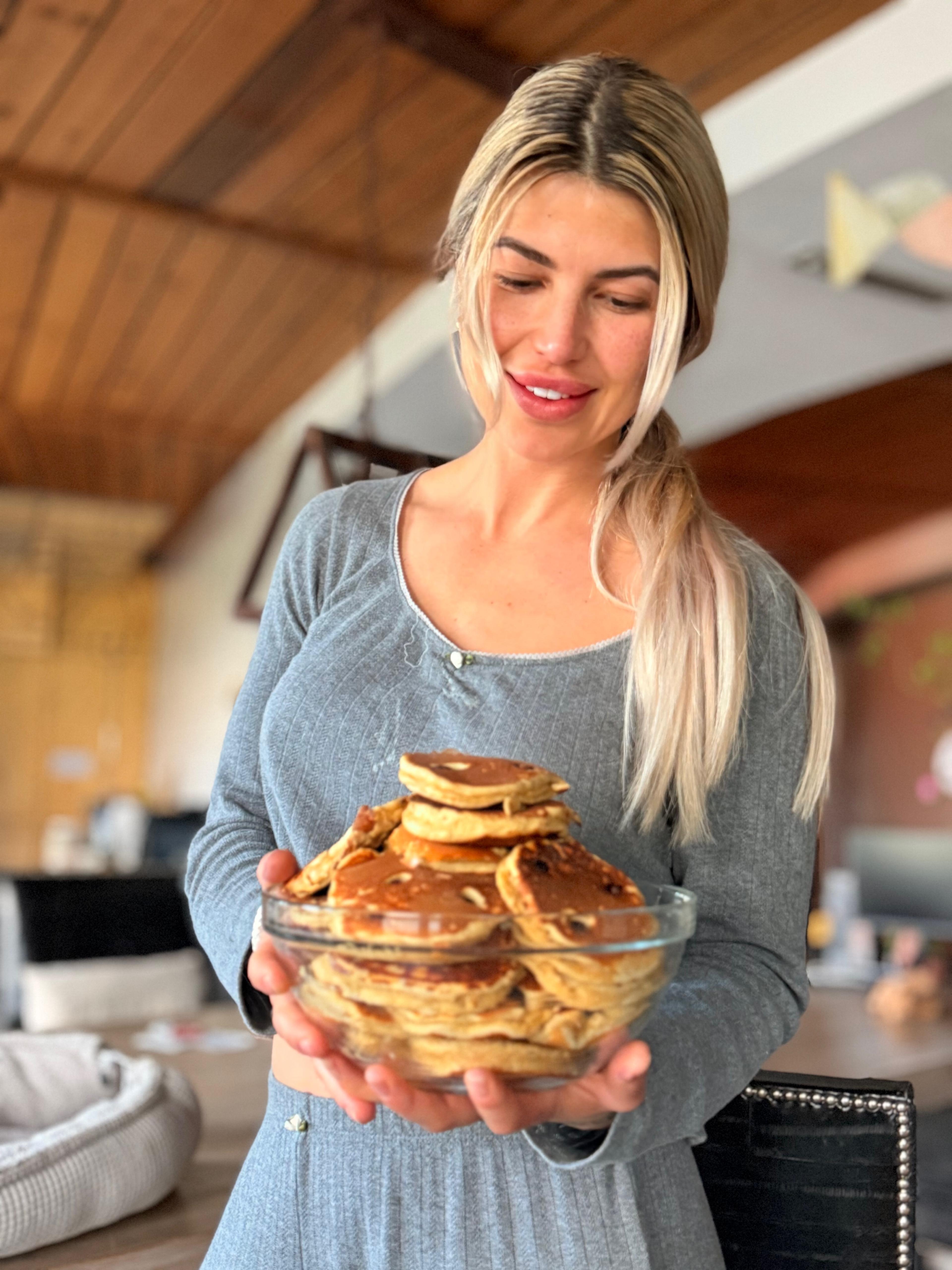 Melissa met een stapel proteïne pancakes uit haar receptenboek