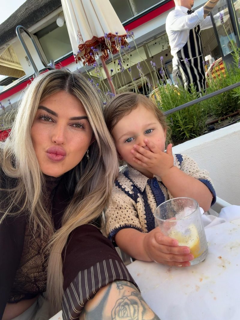 Melissa Pach met haar zoon, mama van twee en personal trainer