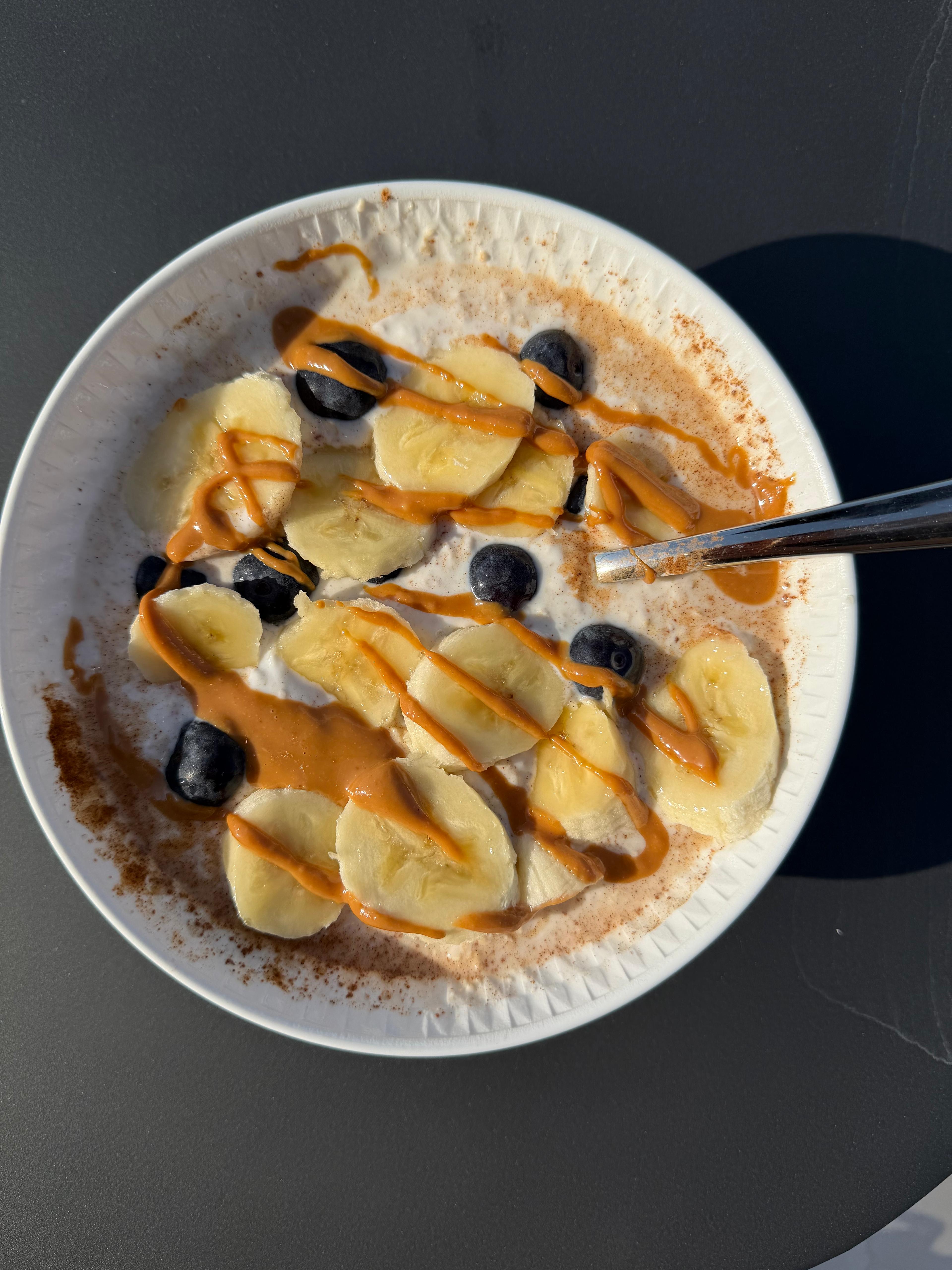 Magere kwark met havermout, banaan en pindakaas
