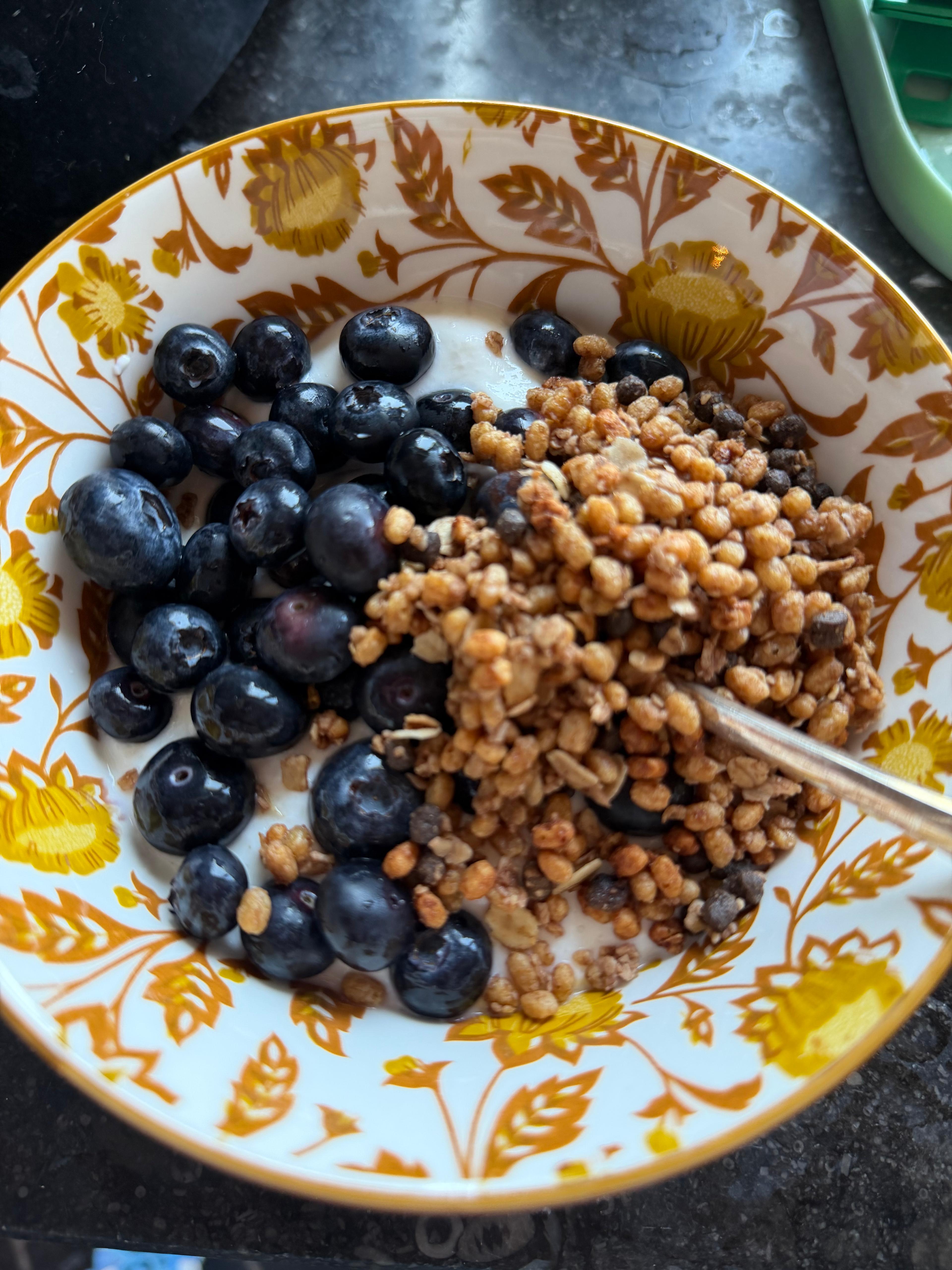 Magere kwark met blauwe bessen en proteïne granola
