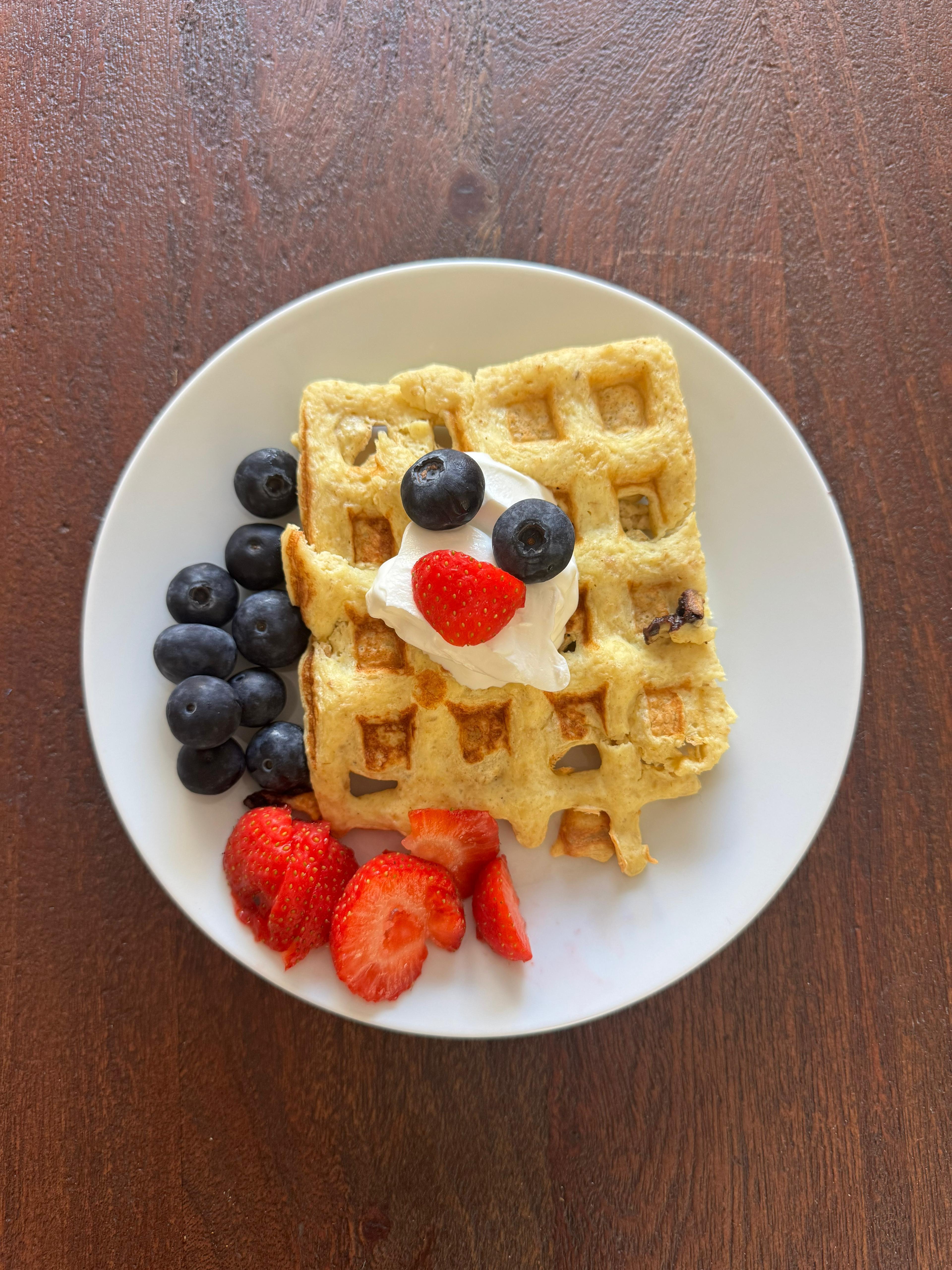 Proteïne wafels met blauwe bes en aardbei